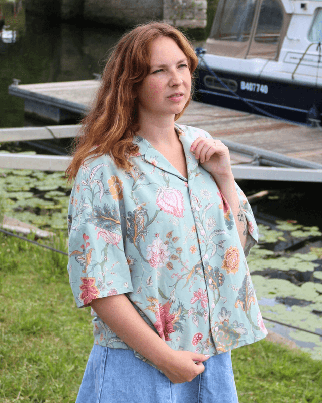  Chemise Upcyclée Oversize – Motif Fleurs Vintage sur Fond Vert Pâle – Taille 40 Unisexe