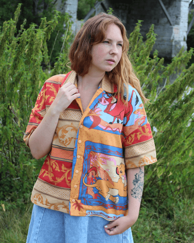 Chemise Upcyclée – Le Roi Lion & Tissu Vintage Orangé – Taille 36 Unisexe 