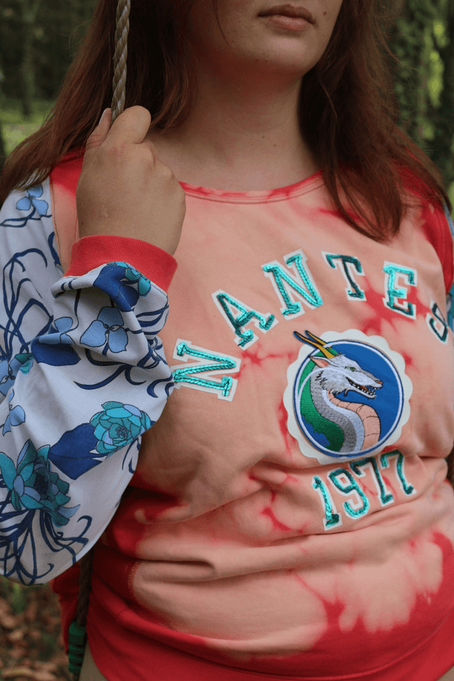 Sweat Vintage Délavé Customisé avec Patch Haku Taille L