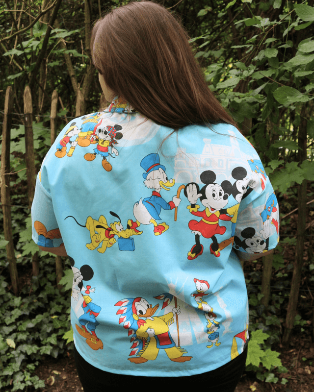 Chemise Upcyclée Oversize – Mickey & ses amis vintage – Taille 42 Unisexe