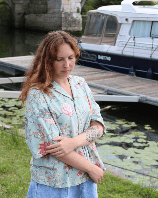  Chemise Upcyclée Oversize – Motif Fleurs Vintage sur Fond Vert Pâle – Taille 40 Unisexe