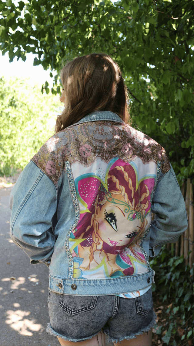 🌸 Veste en jean upcyclée – Thème Flora Bloomix (Winx Club) - S/M 🌸