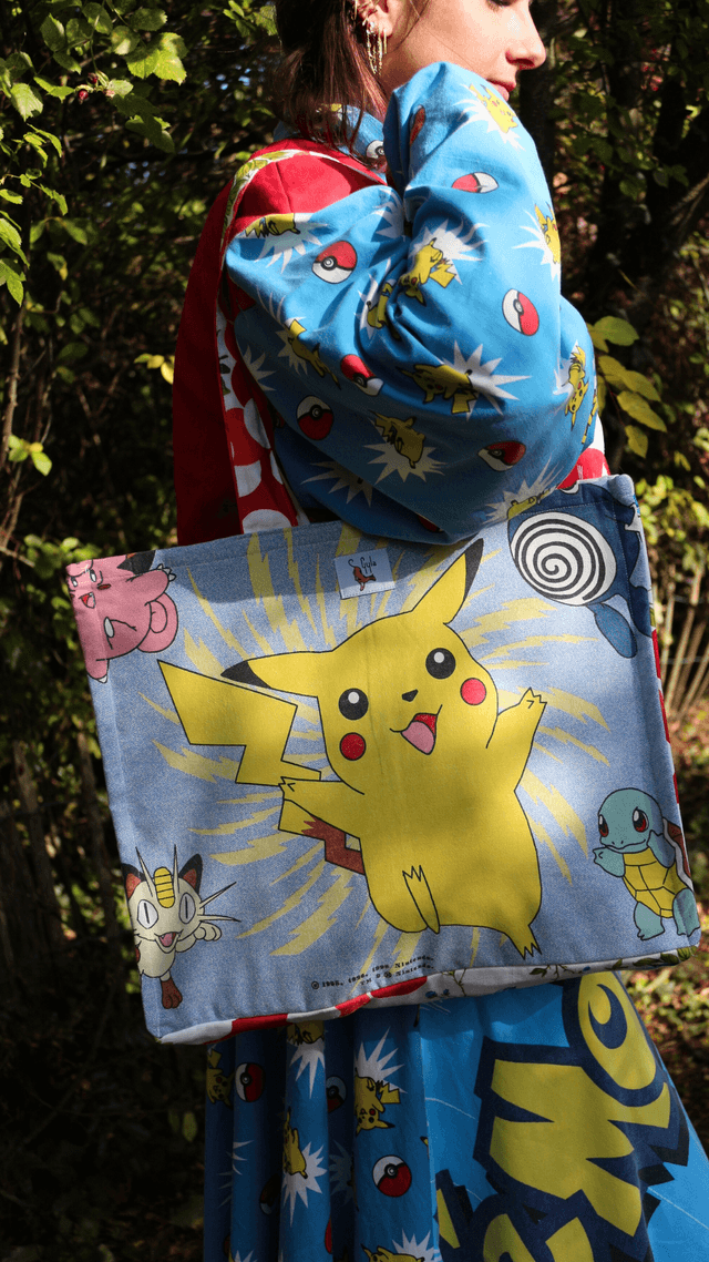 🎒 Sac Cabas Pokémon & Fleurs – Sacha et Pikachu - Pièce Unique 🌿