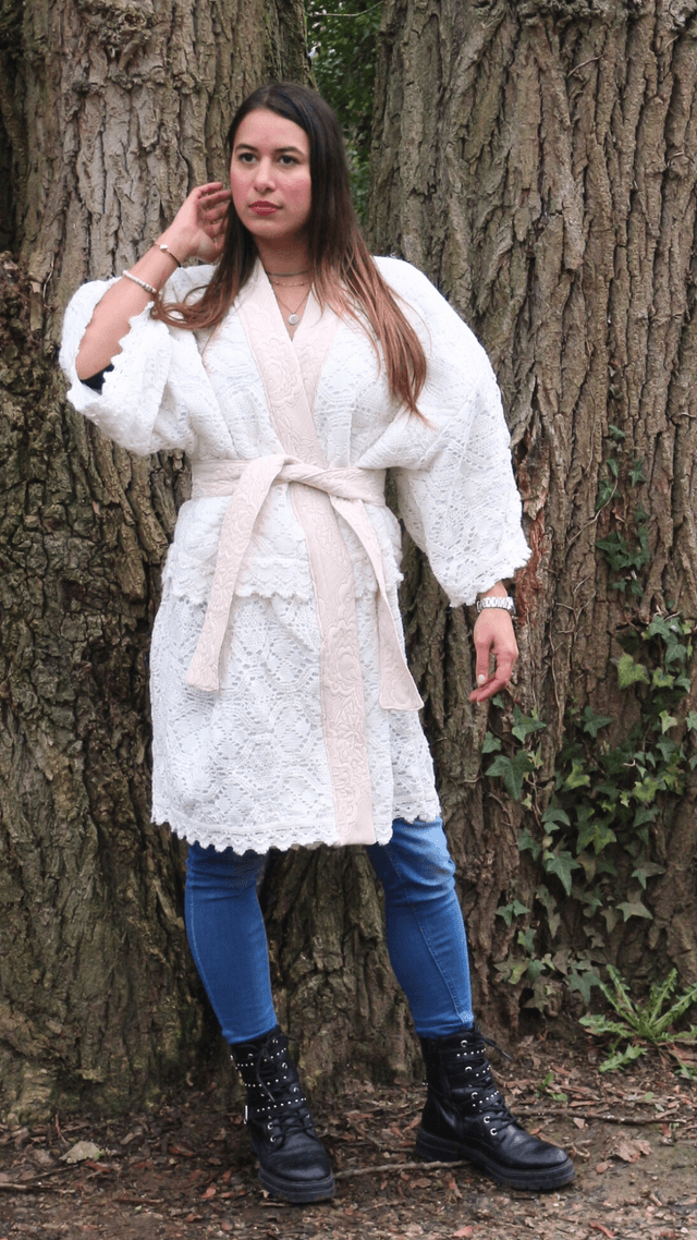 Kimono Court Unisexe Taille Unique "Élégance Dentelle"