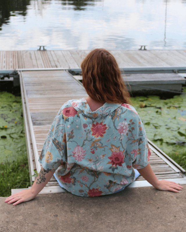  Chemise Upcyclée Oversize – Motif Fleurs Vintage sur Fond Vert Pâle – Taille 40 Unisexe