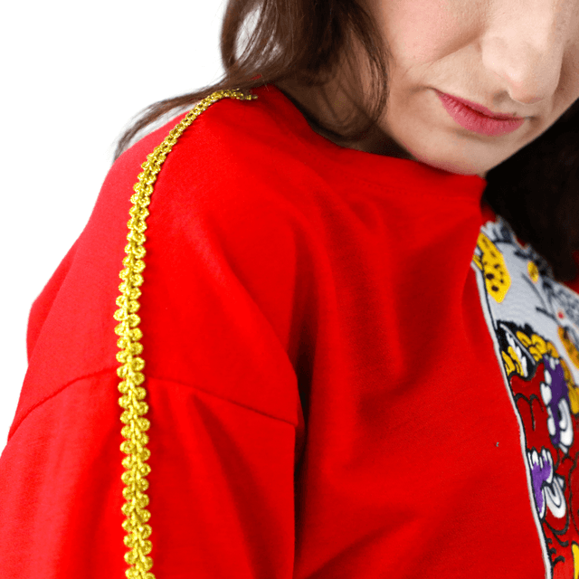 T-Shirt Rouge Manches Longues avec Applique de Chat Style Japonisant Attaquons L’exercice