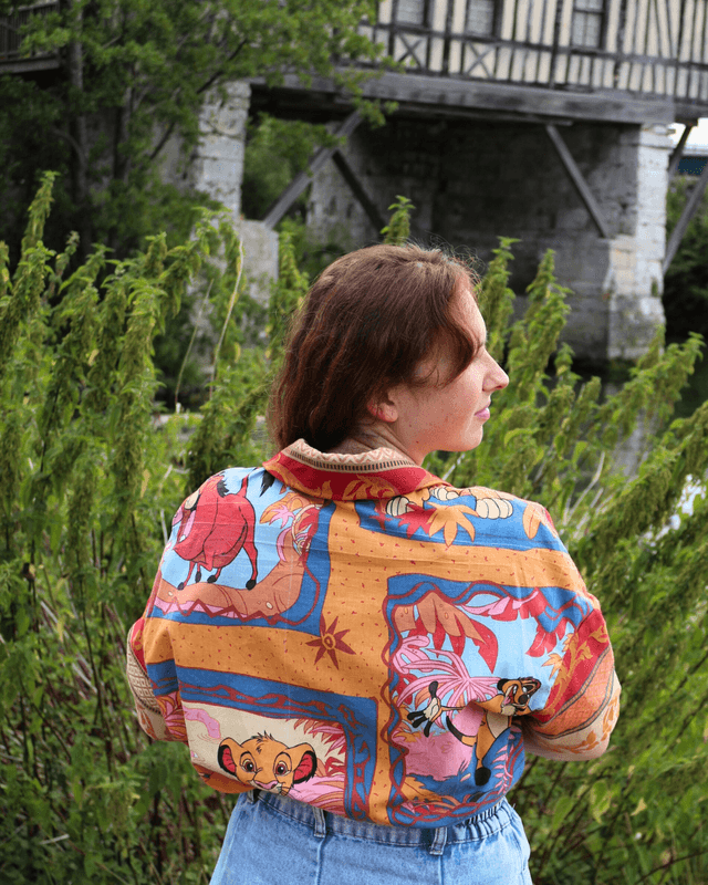 Chemise Upcyclée – Le Roi Lion & Tissu Vintage Orangé – Taille 36 Unisexe 